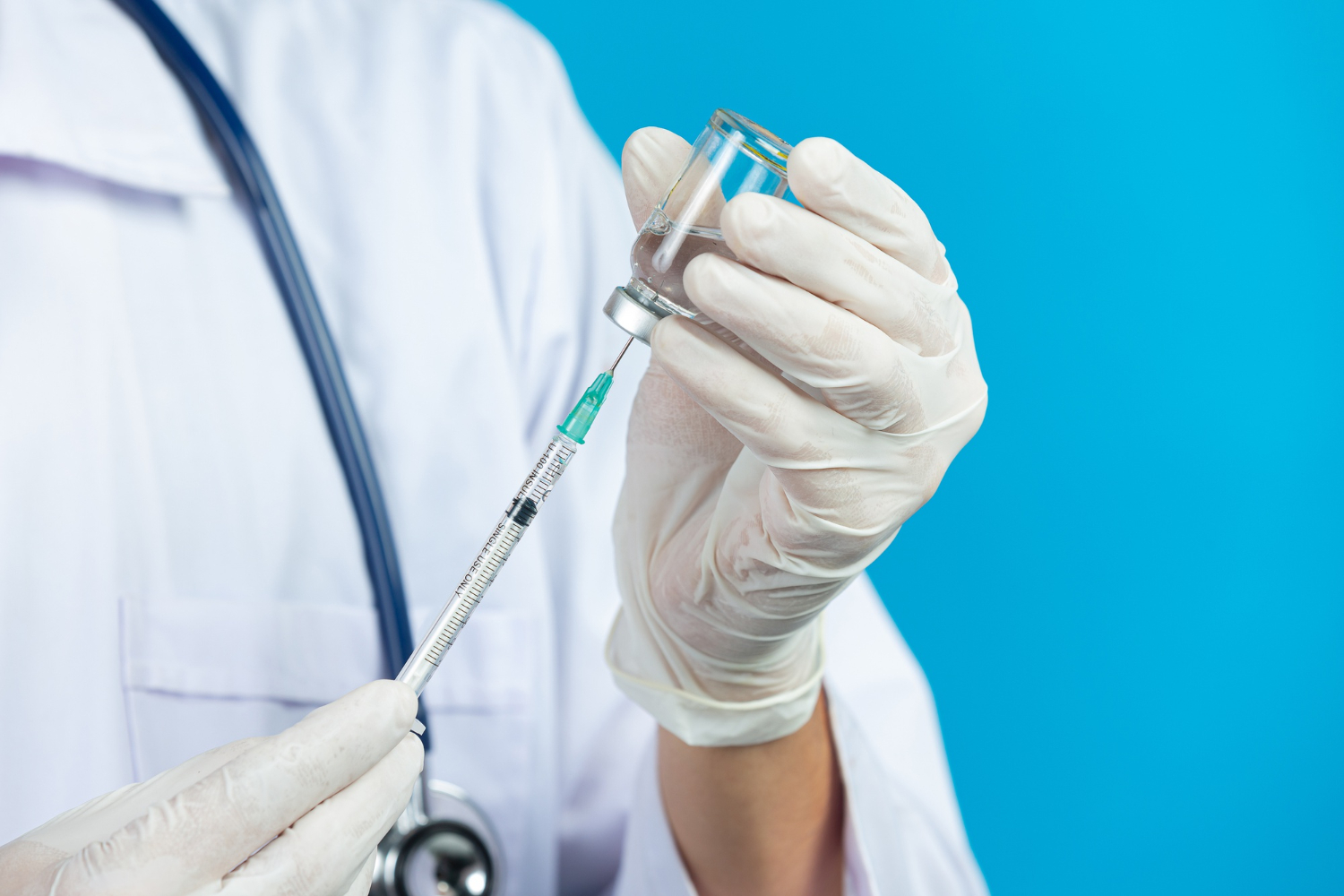 close-up-picture-docter-s-hands-holding-hypodermic-syringe